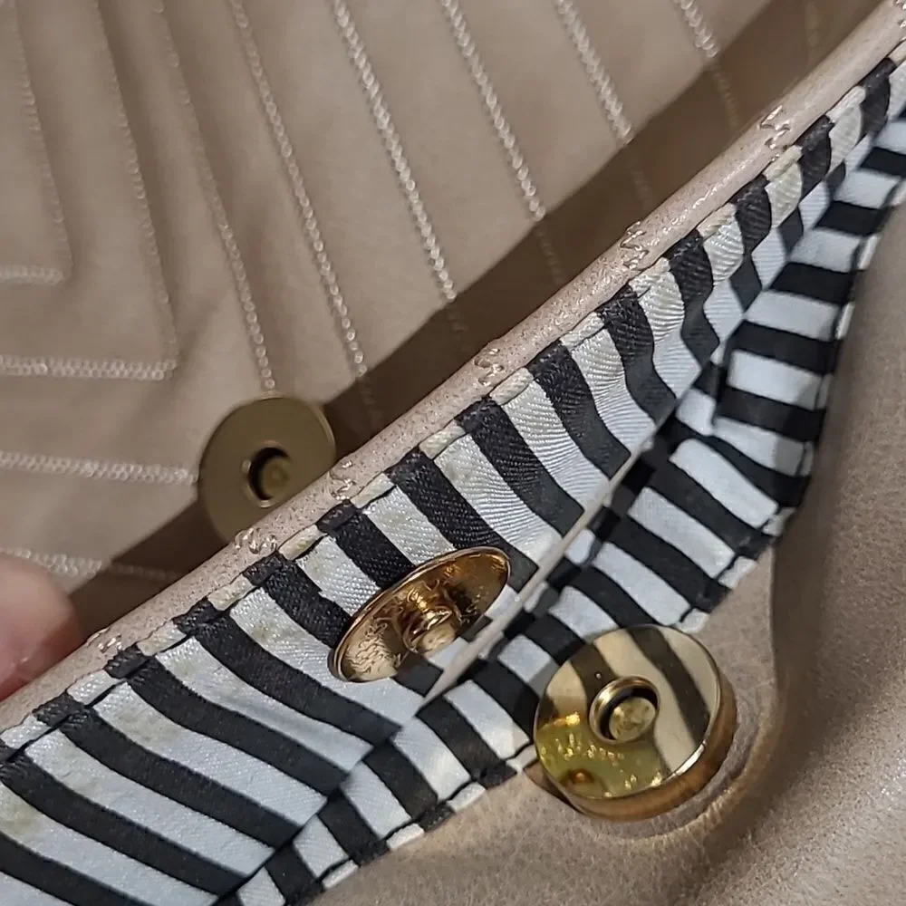 Shoulder chain purse with 3 pockets with magnet closure